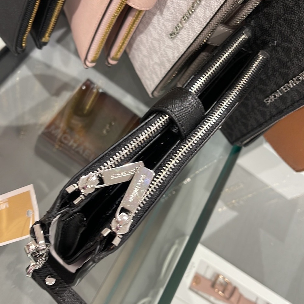 MICHAEL KORS LARGE DOUBLE ZIP WRISTLET WALLET PHONE CASE CLUTCH 
Black - Picture 15 of 16